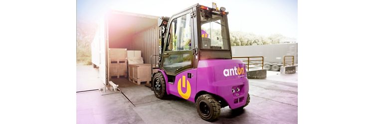 El motviktstruck CBH AntOn by Jungheinrich lyfter last