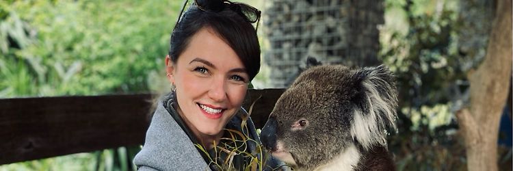 Marlina von Schoenfeld mit Koala auf dem Arm