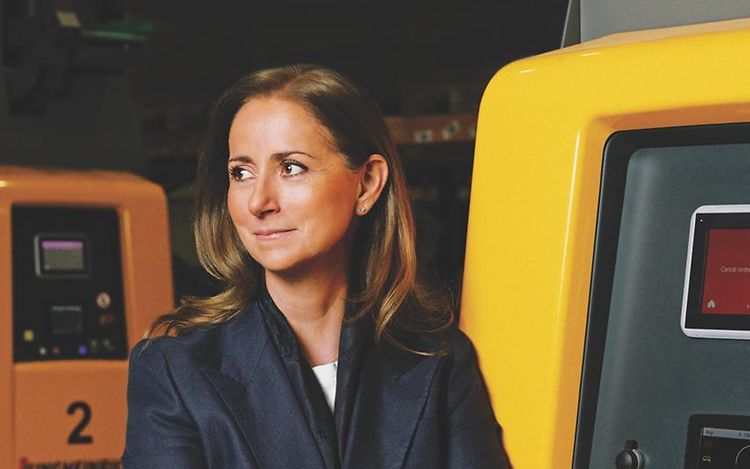 Elena Kallona lehnt an einem Jungheinrich Stapler