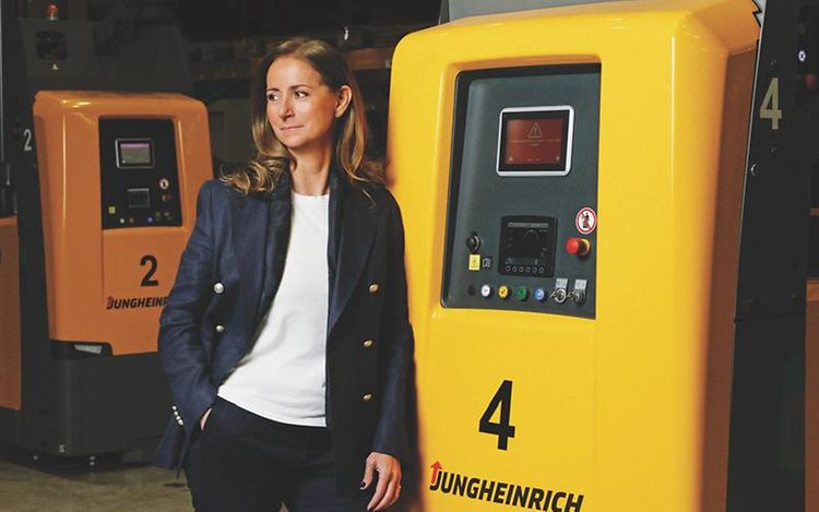 Elena Kallona vor einem Jungheinrich Stapler