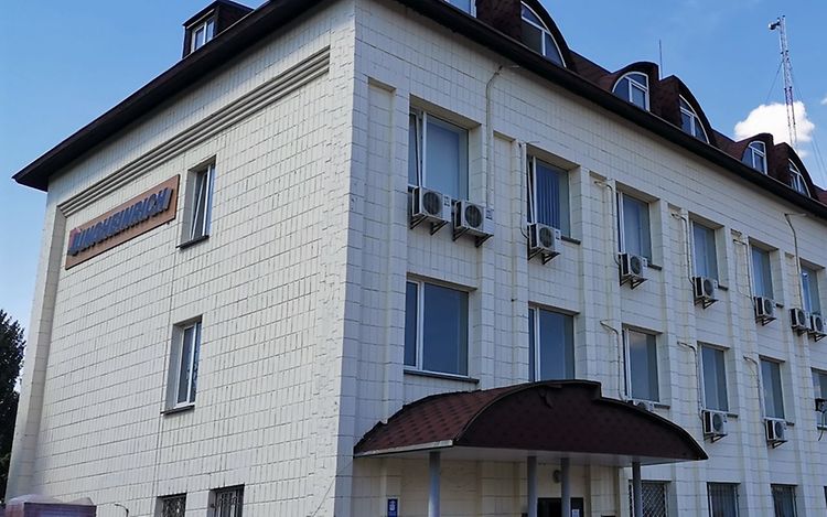 The Jungheinrich Ukraine office building: a white building displaying the Jungheinrich logo on the left-hand side of the facade.