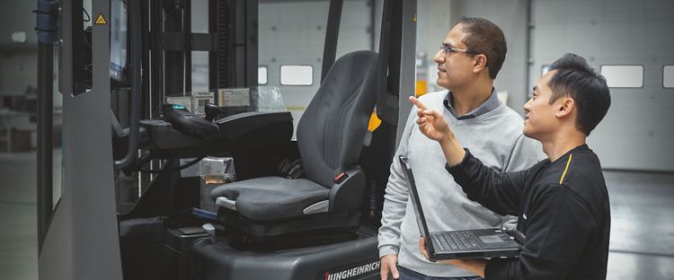 Brugt truck bliver kontrolleret før køb med fokus på batteri, gafler, dæk og servicehistorik