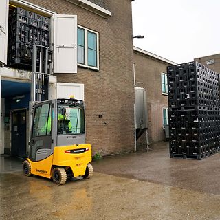 Elektrische heftruck aan het heffen bij Texelse Bierbrouwerij