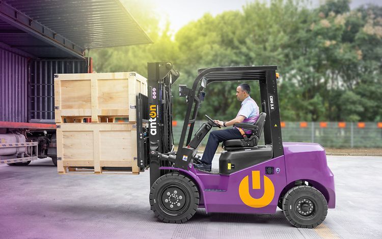 An AntOn by Jungheinrich can be seen from the side as it transports a few crates.