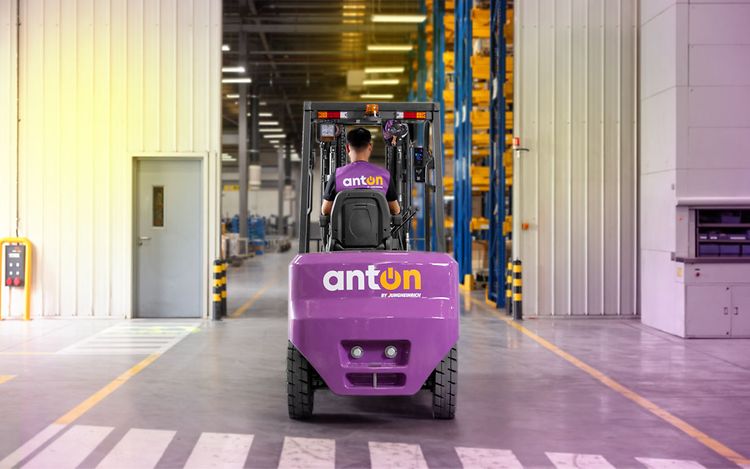 An AntOn by Jungheinrich can be seen from behind as it drives into a warehouse.