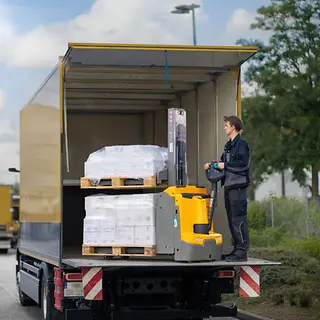 EJD-118i_Operation_Outdoor-lorry-loading_[MAM-70483].webp