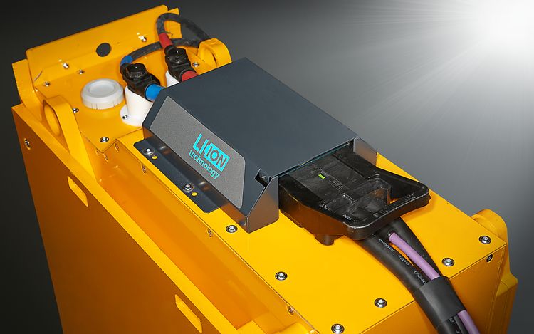 Pictured is a yellow box: a lithium-ion battery from Jungheinrich.