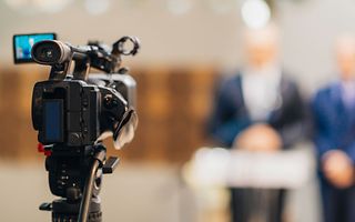 Mann mit Smartphone in der Hand