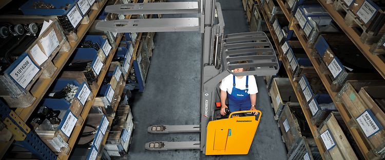 Jungheinrich elektrische stapelaar met zitplaats