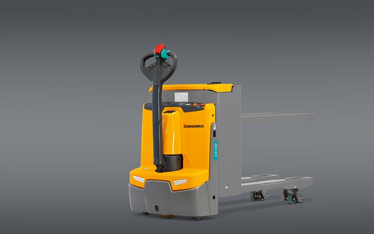 Produktbillede af gul elektrisk palleløfter EJE C20 med fire gafler fra Jungheinrich