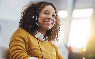 Dame som sidder med en telefon 