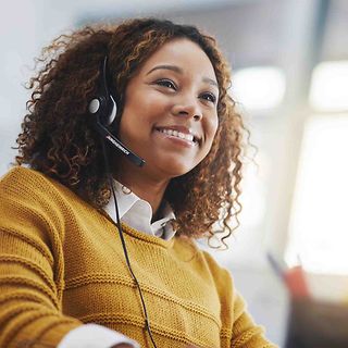 Dame som sidder med en telefon 