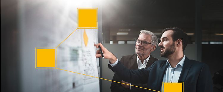 To mænd kigger på automation tegning