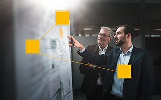 To mænd kigger på automation tegning