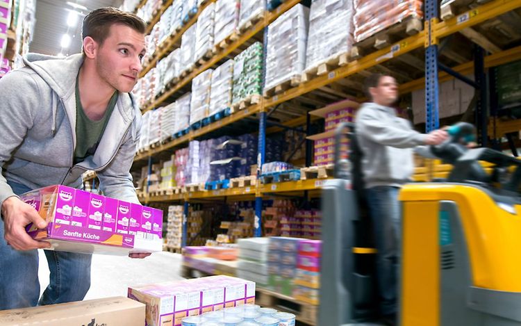 Mand plukker varer med lavtløftende plukketruck fra Jungheinrich