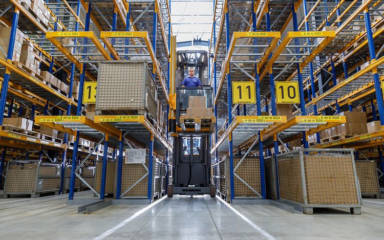 Pusiau automatinis siaurų koridorių sandėlis su siaurų koridorių krautuvu EKX 410