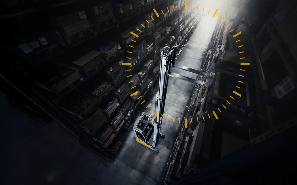 Skyvemasttruck i bruk på lager. Masten er hevet maks.