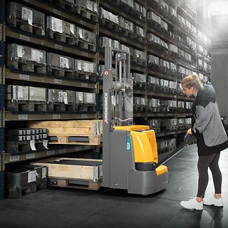 Dame med elektrisk jekketralle