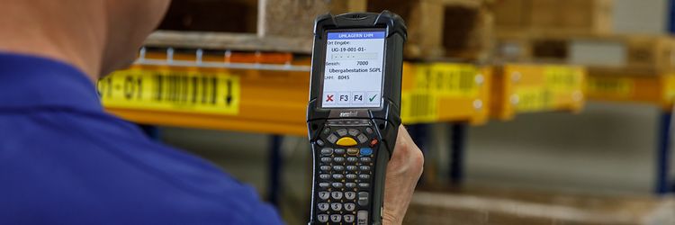 WMS series 2 betjenes fra den mobile arbeidsplassen til Jungheinrich