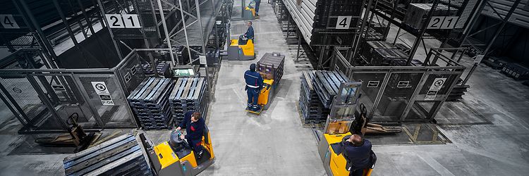 Żółte wózki widłowe na hali magazynowej