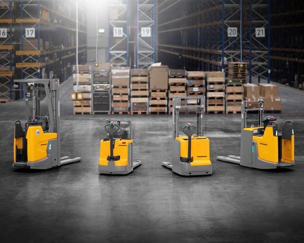 Cztery żółte wózki widłowe