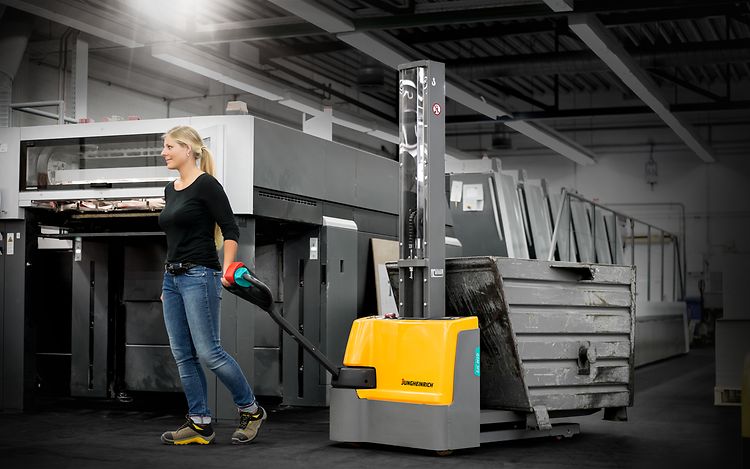 Kobieta z wózkiem podnośnikowym elektrycznym – jungheinrich.pl