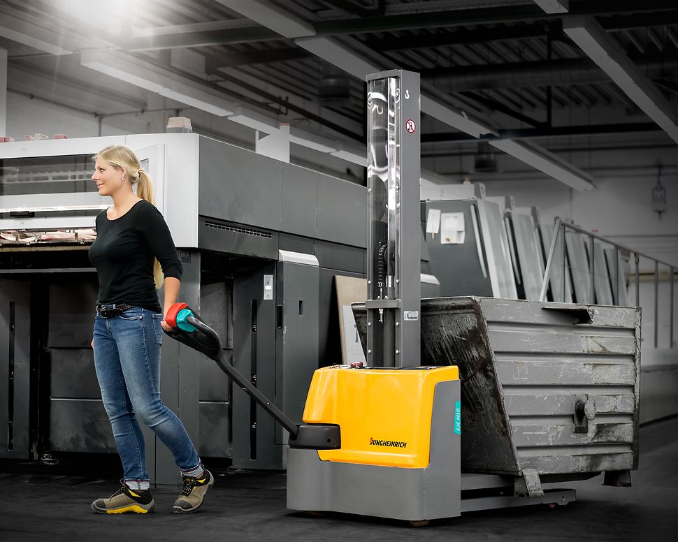 Kobieta z wózkiem podnośnikowym elektrycznym – jungheinrich.pl