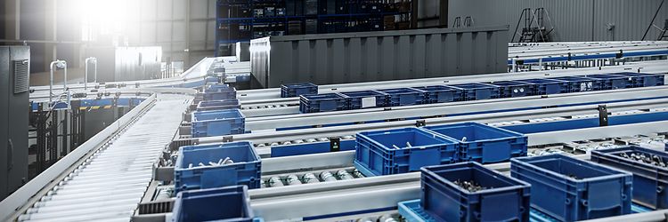 System transportujący plastikowe skrzynki – jungheinrich.pl