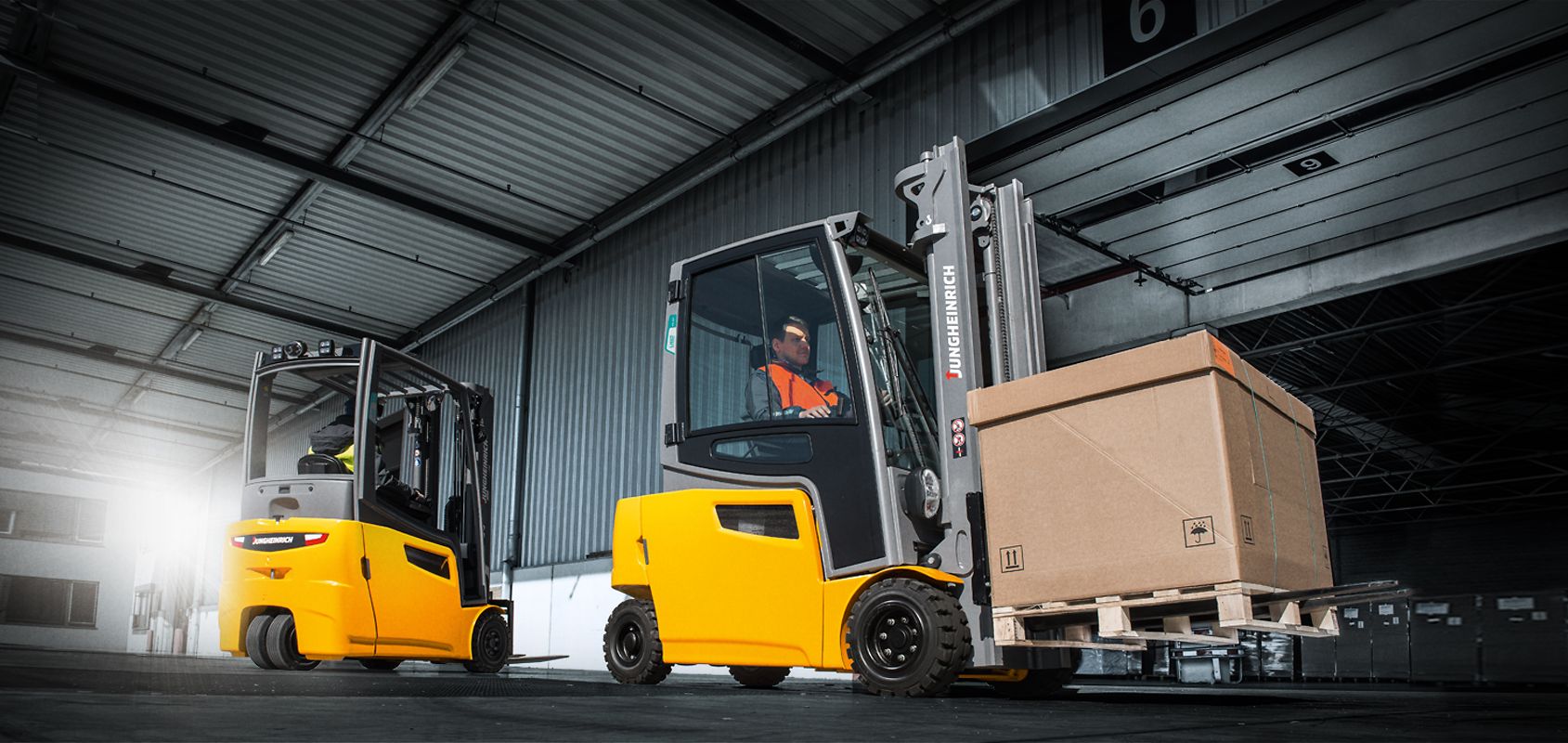 Jungheinrich forklift trucks moving palletised goods inside a warehouse