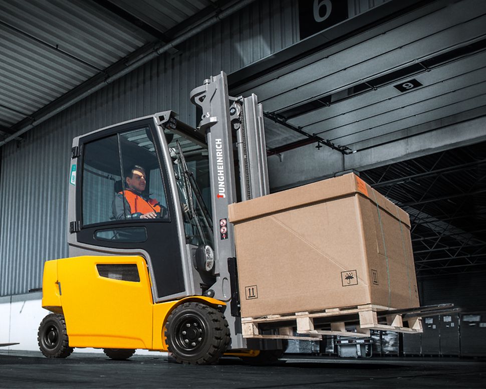 Jungheinrich motviktstruck med last.