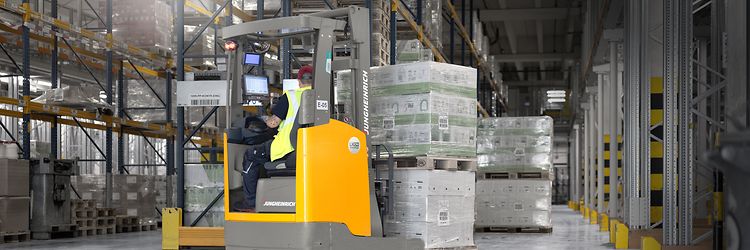 Jungheinrich skjutstativtruck ETV på Werner & Mertz lager i Tyskland.