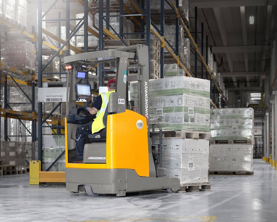 Jungheinrich skjutstativtruck ETV på Werner & Mertz lager i Tyskland.