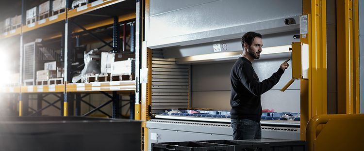 Man som manövererar en Lageruatomat LRK från Jungheinrich