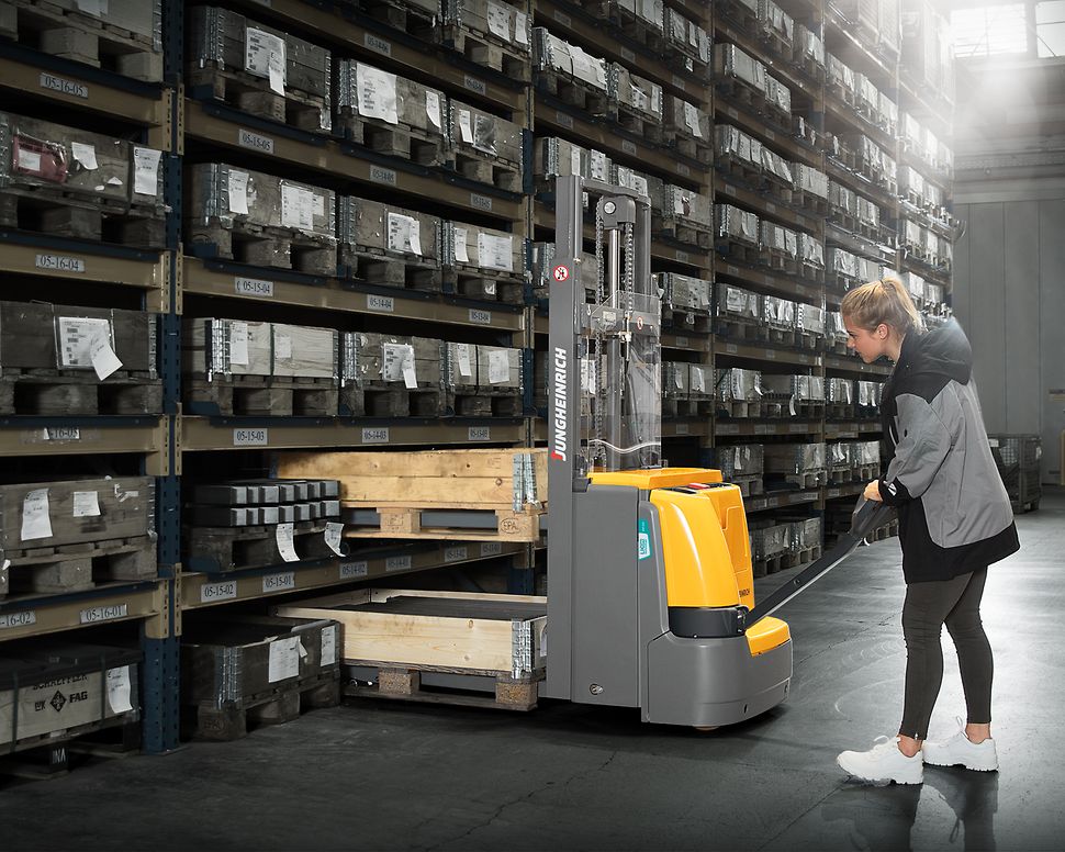 Ledstaplare från Jungheinrich används på ett lager.
