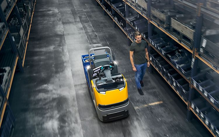 En man går bredvid en plocktruck från Jungheinrich. 