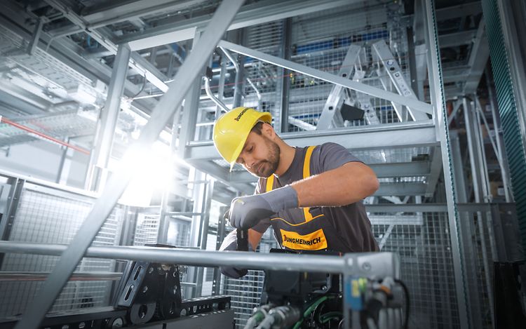 Service_Technician_Logistics_Systems_41440