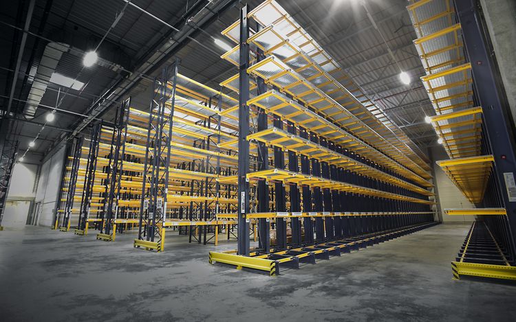 Logistics_System_Cantilever_Racking_41361