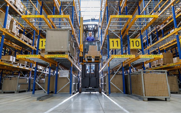 คลังสินค้าช่องทางเดินแคบแบบกึ่งอัตโนมัติพร้อมรถยกสำหรับช่องทางเดินแคบ EKX 410