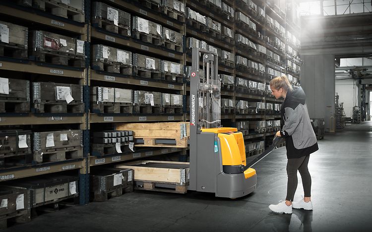 Electric pallet stacker