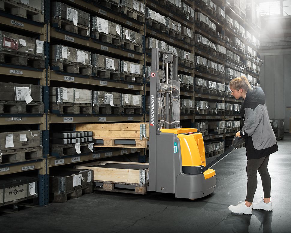 Electric pallet stacker