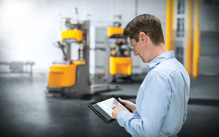 Employee_Man_Warehouse_Tablet_40315