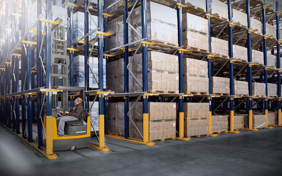 Driver Through Rack Drive in drive through racking | Jungheinrich