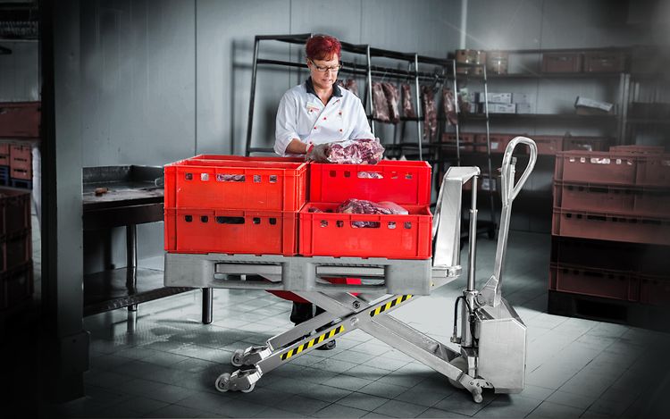 Rostfreier Edelstahl-Hubwagen beim Einsatz in der Lebensmittelbranche und feuchter Umgebung