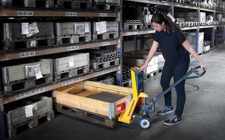 Hubwagen mit Waage im Einsatz