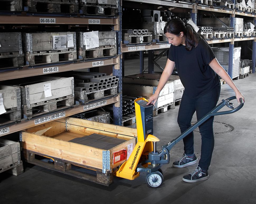 Hubwagen mit Waage im Einsatz