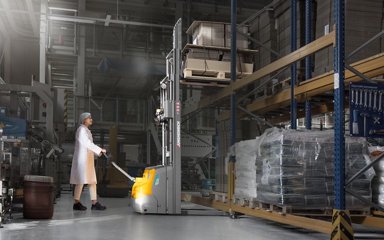 Elektrische meeloop stapelaar in magazijn