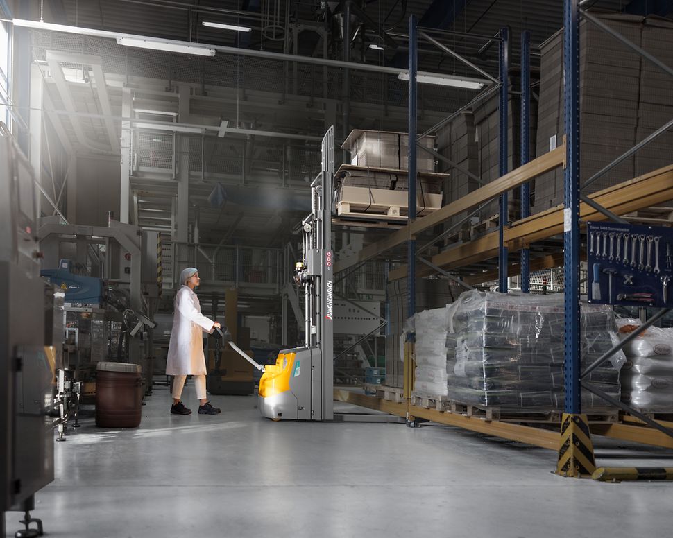 Elektrische meeloop stapelaar in magazijn