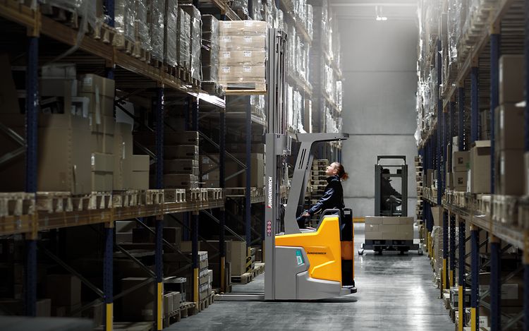 Elektrische meerij stapelaar in een magazijn