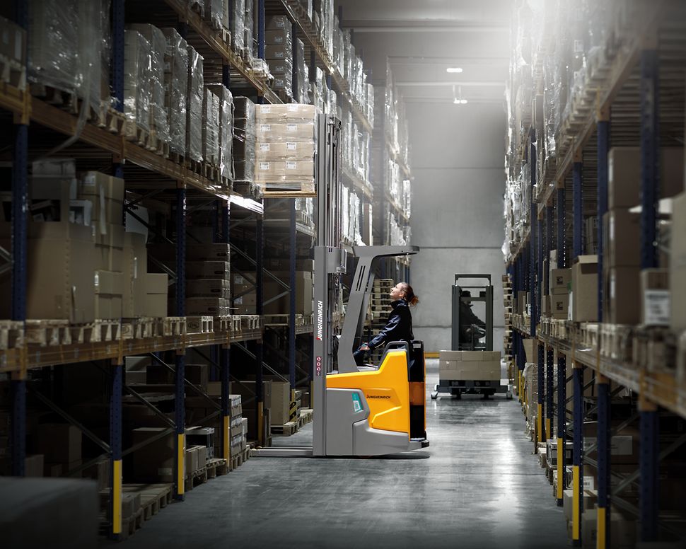 Elektrische meerij stapelaar in een magazijn