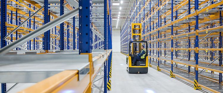 Dustributiecentrum Opel reachtruck